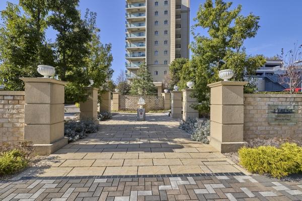 マンション敷地の入り口からエントランスの間には様々な植栽が植えられたアプローチガーデンがあります。