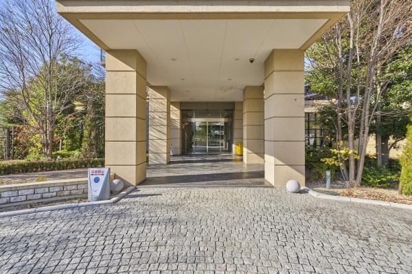 マンション敷地の入り口からエントランスの間には様々な植栽が植えられたアプローチガーデンがあります。