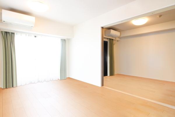 隣接している洋室3と繋げて開放的に使用可能なリビングダイニング　CGで作成したリフォームイメージです