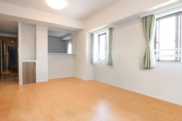 隣接している洋室3と繋げて開放的に使用可能なリビングダイニング　CGで作成したリフォームイメージです