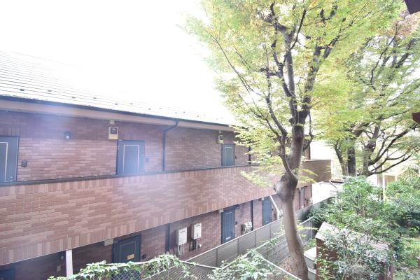 窓の外に広がる、落ち着いた住宅街。