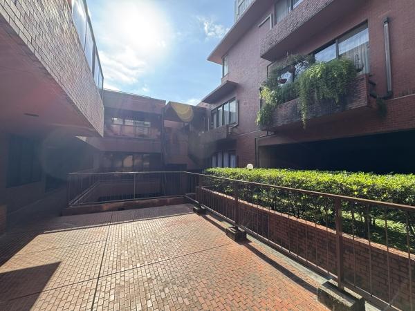 窓の外に広がる、落ち着いた住宅街。