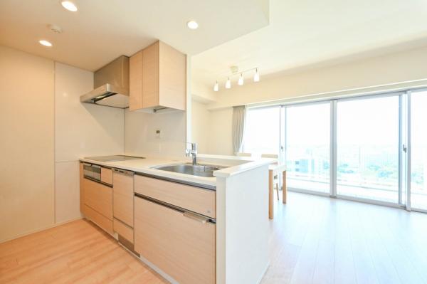 料理をしながら会話を楽しめる、対面式キッチンが採用されています。