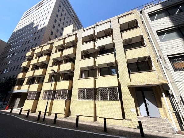 温かみのあるベージュのタイル貼り外観