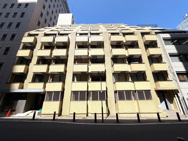 都心の街並みに調和する重厚な佇まい