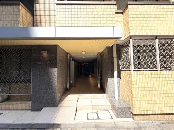 都心の街並みに調和する重厚な佇まい