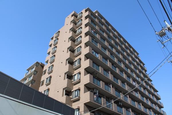 タイル張りの外観