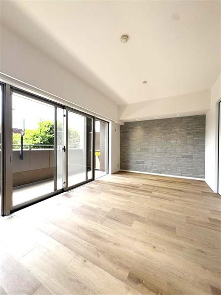 LDK約15.2帖、明るく開放感のある室内