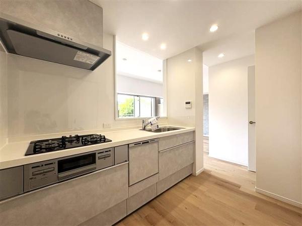 LDK約15.2帖、明るく開放感のある室内