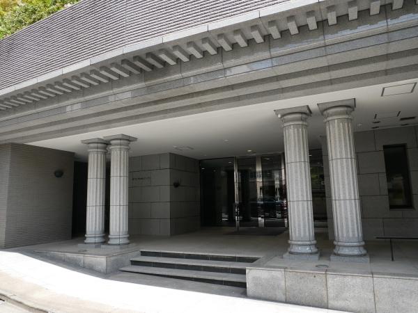 重厚感のあるエントランス