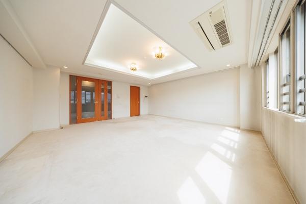 約19帖のリビングダイニング　TES式床暖房有