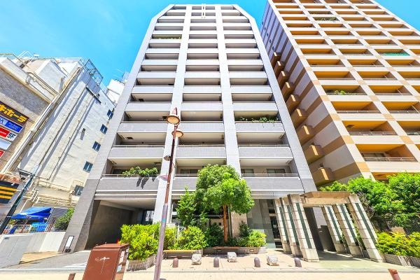 重厚感あるタイル貼りのマンション。2004年10月築、総戸数46戸。