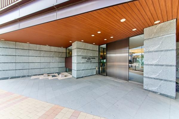 駅前の賑わいから一線を画したメインエントランス