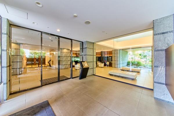 駅前の賑わいから一線を画したメインエントランス