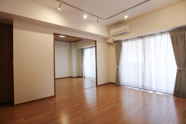 南東向きの明るいリビング　CGで作成したリフォームイメージです。