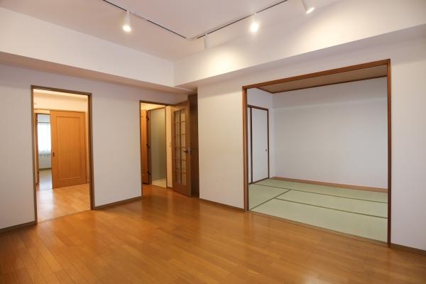 南東向きの明るいリビング　CGで作成したリフォームイメージです。