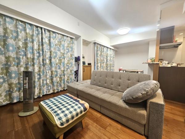 採光を室内に取り込みやすい横長のリビングダイニングで、ご家族皆様でゆったりとお寛ぎいただけます