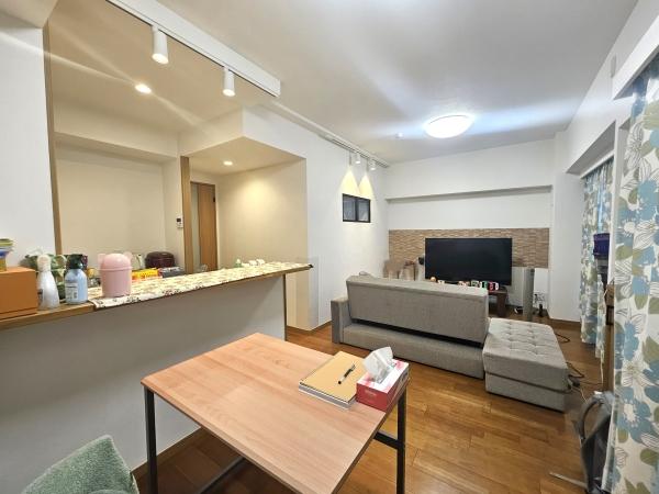 採光を室内に取り込みやすい横長のリビングダイニングで、ご家族皆様でゆったりとお寛ぎいただけます