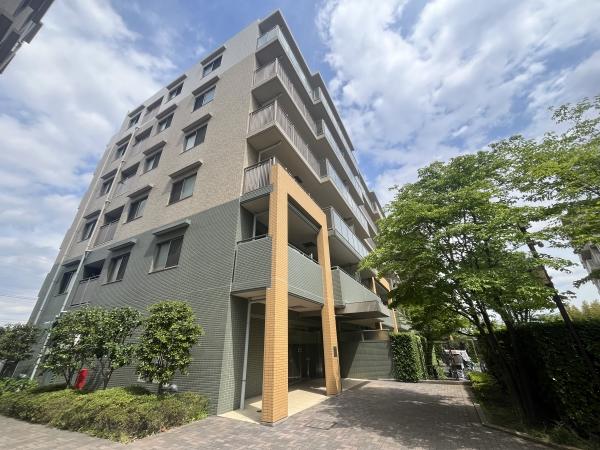 風景と調和をめざした3色使いのタイルの外壁