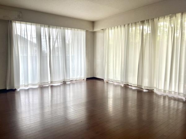 面採光につき明るく、約15.2帖の広さを誇るリビングダイニングは、ゆったりとした開放感のある空間です