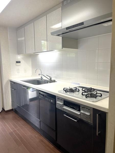 面採光につき明るく、約15.2帖の広さを誇るリビングダイニングは、ゆったりとした開放感のある空間です