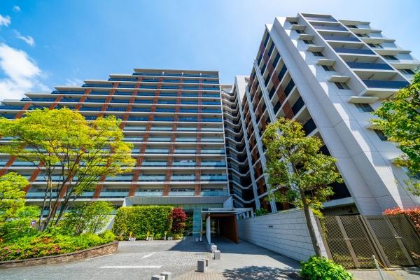 タイル張りで重厚感のある外観です。