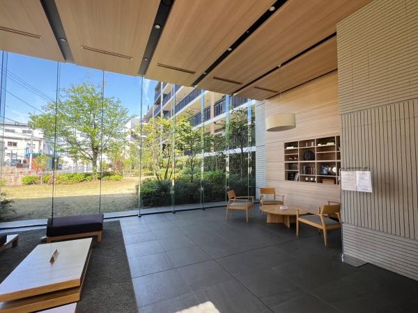 ラウンジ　開放感あるラウンジで、来客時や待ち合わせにお使いいただけるソファが設置されています