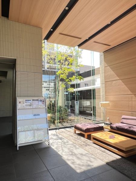 ラウンジ　開放感あるラウンジで、来客時や待ち合わせにお使いいただけるソファが設置されています