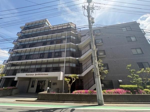 北西側からの建物外観