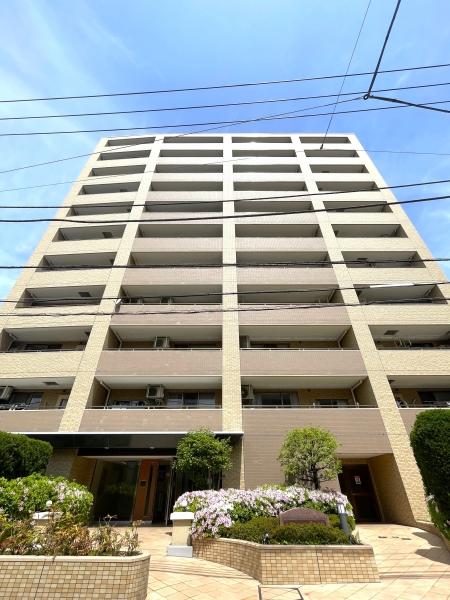 逆梁アウトフレーム工法により重厚な堂々たる現地外観