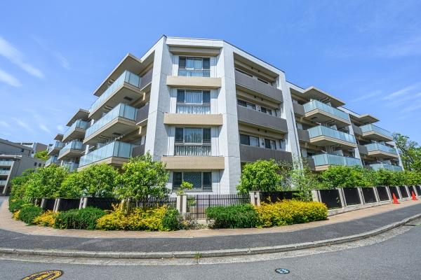 自然豊かな風致地区に佇むマンション