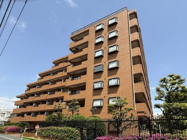 重厚感のあるレンガ調外観で、落ち着いた佇まいのマンション