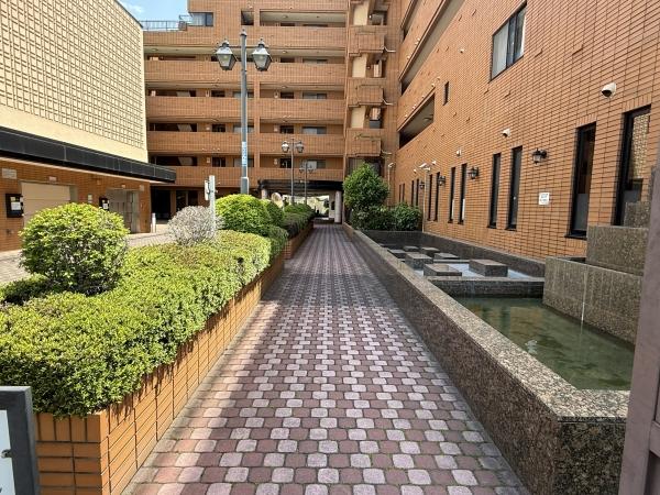 安心感を演出するゆとりあるアプローチ