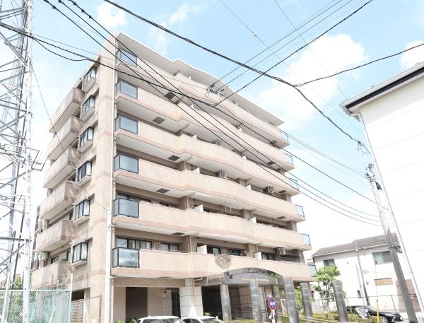 重厚感あるタイル張りの外観