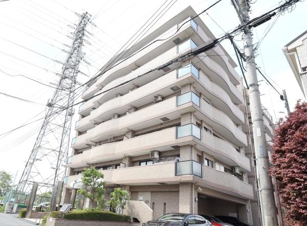 重厚感あるタイル張りの外観