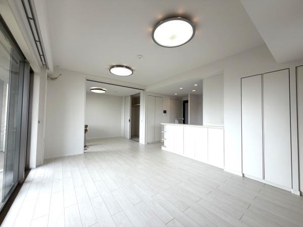 南・東側の2面採光を確保したLDK。風通しが良く、快適に過ごせる空間です。