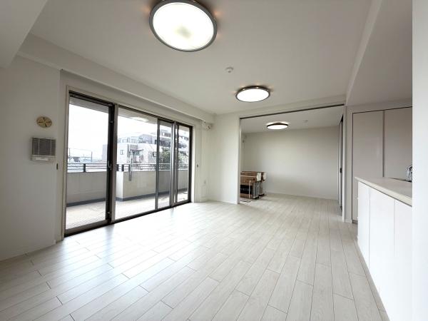 南・東側の2面採光を確保したLDK。風通しが良く、快適に過ごせる空間です。
