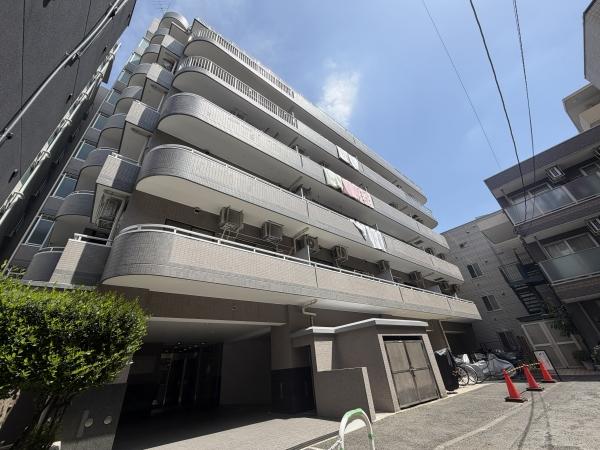 重厚感のあるタイル張りのマンション