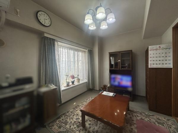 横に広がる開放感のあるリビング