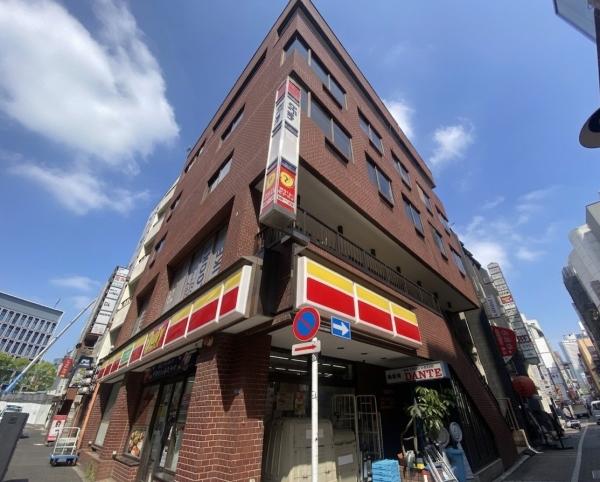 タイル貼りで重厚感のある外観です。