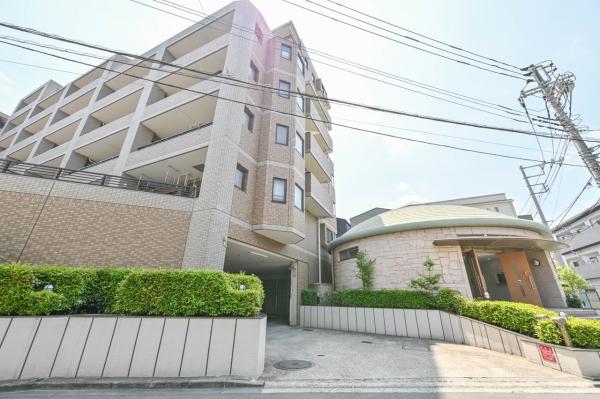 外壁タイル貼りの重厚感ある外観です。