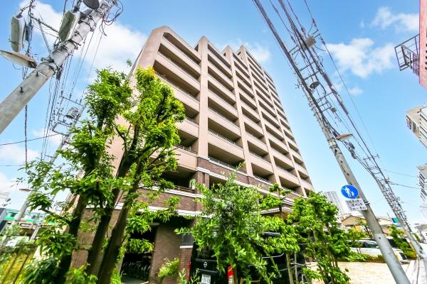 レイヤードブラウン様式の上質な意匠の外観