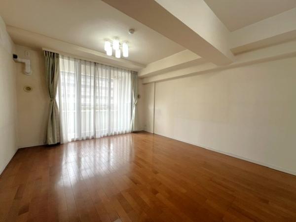 南西方向からの光が差し込む明るいリビングダイニングキッチンです