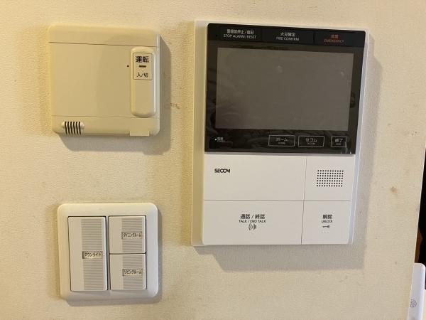不審者や勧誘員などの建物内立ち入りを防いでくれるオートロック付きです。
