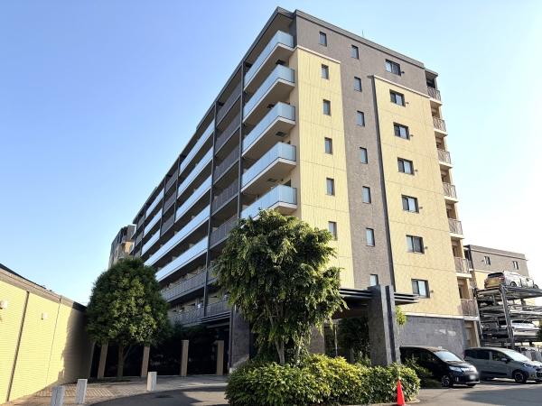ベージュとグレーを基調とした外観が印象的なマンション。