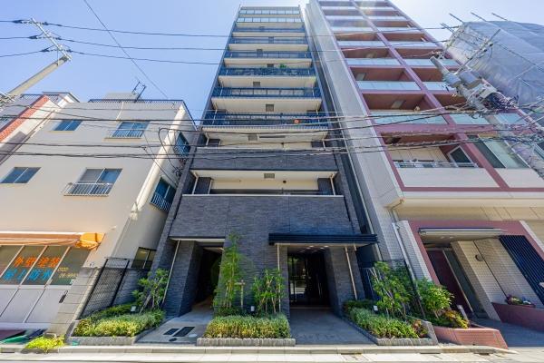 2020年9月竣工　タイル張りの外観