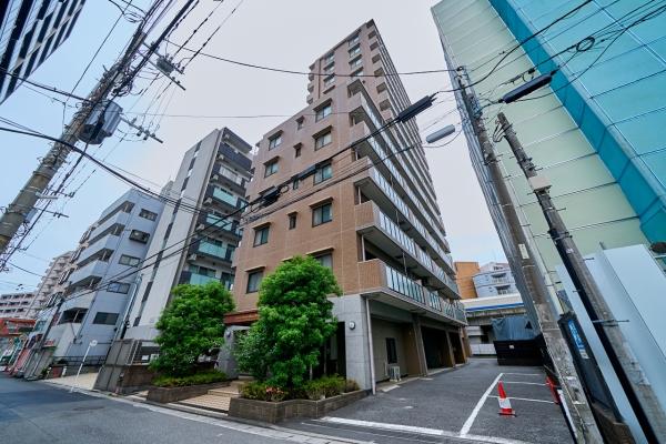総戸数60戸の重厚感あるタイル貼りのマンションです。
