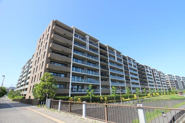 タイル張りの外観