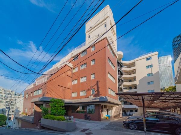 落ち着いた赤レンガ調の外観。
