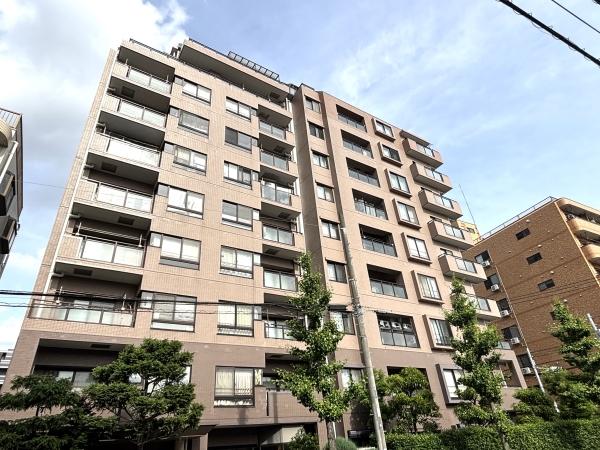 タイル張りの緑に囲まれたマンション